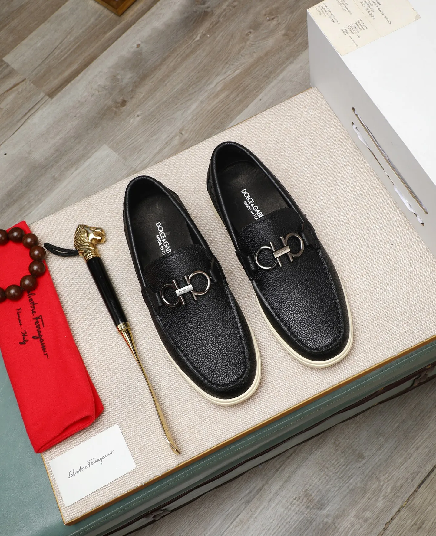 Men's shoes 💰580 📛📛(water-dyed cow lining) Salvatore Ferragamo high-end (Salvatore Ferragamo) is the top international luxury footwear brand. It comes from the fashion kingdom of Italy. It is famous all over the world for its traditional handmade design and novel styles... 🚶🏻🚶🏻New suit shoes are available simultaneously at the counter. This style is purely handmade. The fabric is imported Italian calfskin➕Soft water-dyed cowhide lining. Original authentic outsole🌀🌀Size: 38➖44 (45 46 customized)